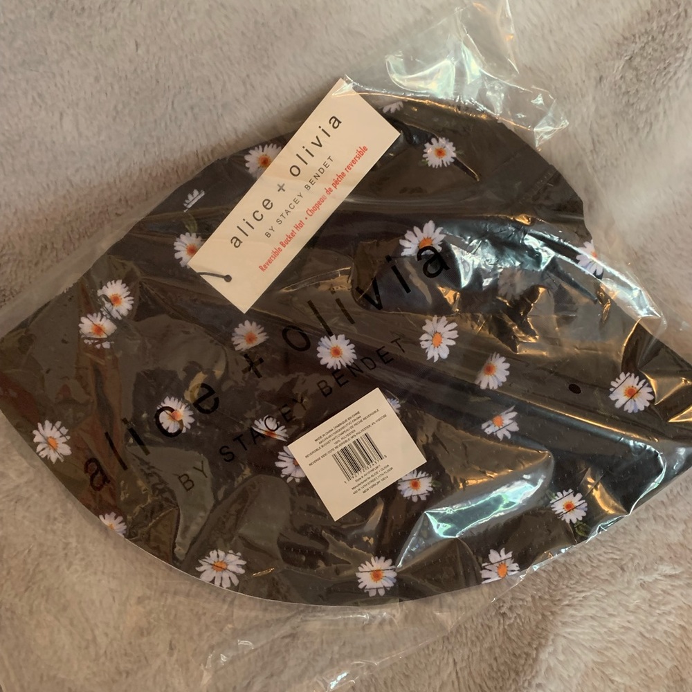 NWT Alice + Olivia FabFitFun reversible bucket hat